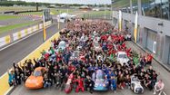 Les participants à l'édition Shell Eco Marathon 2024 sur le circuit de Nogaro avec leurs véhicules
